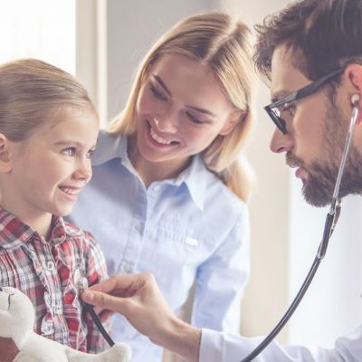Γιατί τα παιδιά πρέπει να επισκέπτονται τον παιδίατρό τους πριν την επιστροφή στο σχολείο