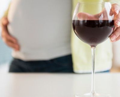 Έρευνα: Το κόκκινο κρασί μπορεί να αυξήσει την πιθανότητα σύλληψης παιδιού