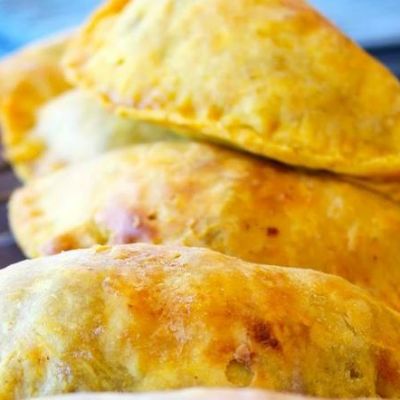 Αλμυρές κολοκυθόπιτες με κουρού γιαουρτιού, κουρκουμά και γέμιση φέτα