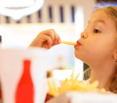 Μπορεί η κατανάλωση fast-food να επηρεάσει τις σχολικές επιδόσεις;