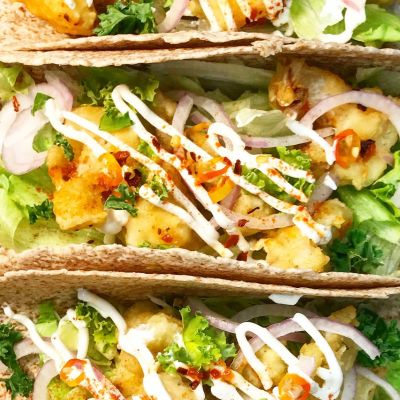 Τραγανές πικάντικες μπουκιές λαχανικών σε wrap με δροσερή σως γιαουρτιού