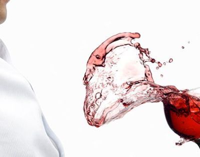 Κόκκινο κρασί και κερί: Δείτε πώς θα βγάλετε εύκολα τους «χριστουγεννιάτικους» λεκέδες