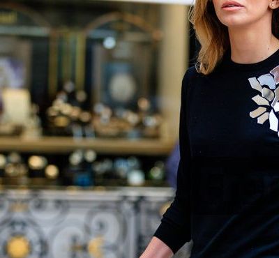 Τρεις τρόποι για να αφαιρέσετε τη χρυσόσκονη από τα ρούχα