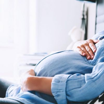 Έγκυος και λεχώνα: Τι προβλέπει ο νόμος για απολύσεις και άδειες