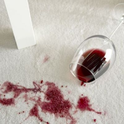 Δείτε πώς θα βγάλετε εύκολα το λεκέ από κόκκινο κρασί