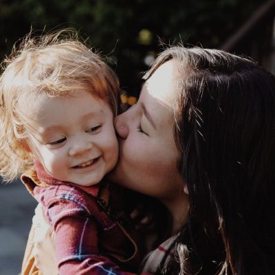 Αγαπώ δεν σημαίνει «πνίγω»: Τι να αποφύγεις να κάνεις στο παιδί σου