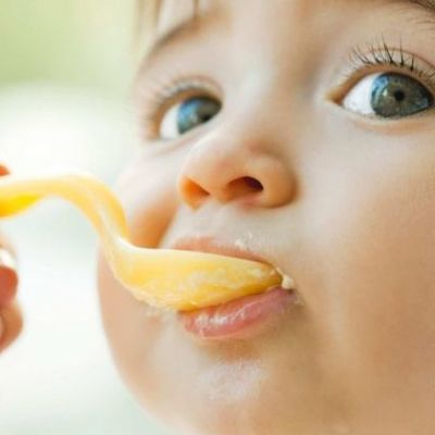 Πώς θα βοηθήσω το μωρό μου να αποδεχτεί νέες στερεές τροφές;