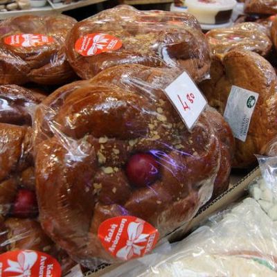 Λαμπάδες, τσουρέκια, κουλουράκια: Οι «πρωταγωνιστές» του Πάσχα