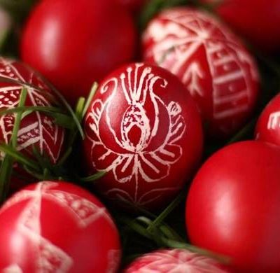 Λεκές από βαφή αυγών: Πώς θα τον εξαφανίσετε από τα ρούχα και τα χέρια σας