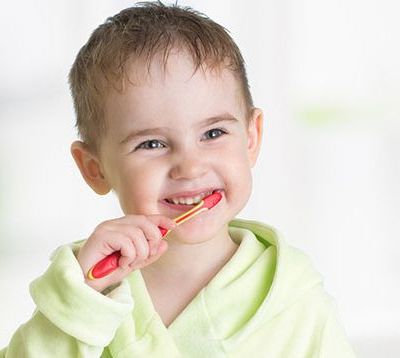 Πέντε κόλπα για να μάθει το παιδί να βουρτσίζει τα δόντια του