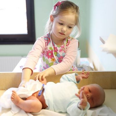 Όταν το παιδί ζηλεύει το μωρό: Τρόποι για να αντιμετωπίσετε τη ζήλια του