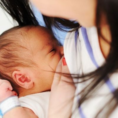 Αυτή η φωτογραφία απεικονίζει την σημασία της ανάρρωσης για μια μητέρα, μετά τη γέννα