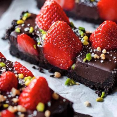 Γρήγορη τάρτα σοκολάτας με φράουλες χωρίς ψήσιμο