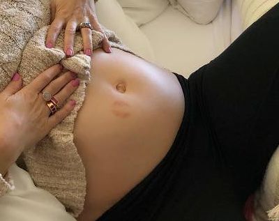 «Η κόρη μου μεγαλώνει» - Η γνωστή ηθοποιός μας δείχνει την κοιλίτσα της