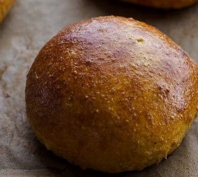 Brioche bites με pesto αρακά και λουκάνικο γαλοπούλας