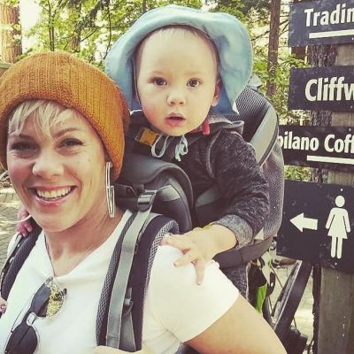 Έλιωσε το Instagram: Η Pink προσπαθεί -ανεπιτυχώς- να κάνει ότι κάνουν όλες οι μαμάδες (video)