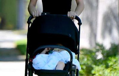 Έντεκα μήνες μετά τη γέννηση του γιου της και έχει αυτό το κορμί (pics)