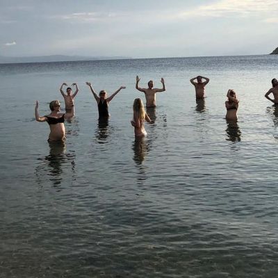 Ο διάσημος παππούς απολαμβάνει τις διακοπές του στην Ελλάδα στο πλευρό του εγγονού του (pics)