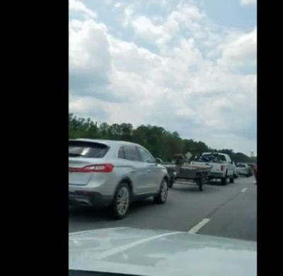 «Κόλλησε» στην κίνηση, βγήκε από το αυτοκίνητο κι έκανε το… απίστευτο! (vid)