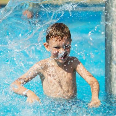 Οι κίνδυνοι της πισίνας και πώς να προστατευτούν τα παιδιά