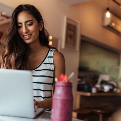 Απλά βήματα για να φτιάξουμε θρεπτικά smoothies