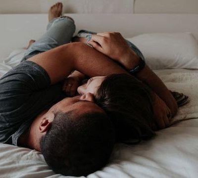 «Ο σύντροφός μου με πιέζει να κάνουμε σεξ»: Τι προτείνει η ειδικός να κάνεις