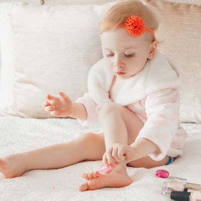 Πόσο επικίνδυνα είναι τα βαμμένα νύχια για τα παιδιά;