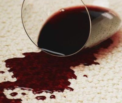 Έπεσε κόκκινο κρασί στο χαλί σου; Να πώς θα το καθαρίσεις