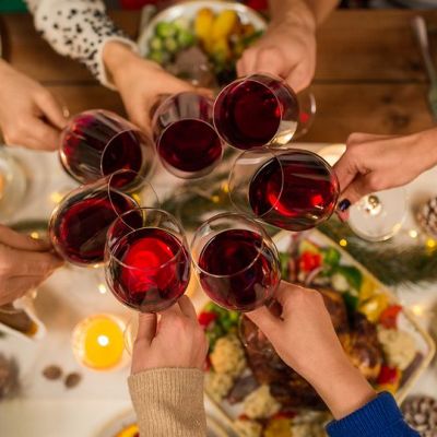 Τι πρέπει να προσέξουμε στα Χριστουγεννιάτικα γεύματα εκτός σπιτιού;