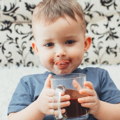 Λεκές από σοκολατούχο γάλα στο μπλουζάκι του παιδιού; Να πώς θα τον καθαρίσεις