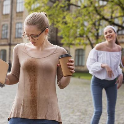 Λεκέδες από καφέ: Πώς να τους καθαρίσετε από τα ρούχα και τα χαλιά σας