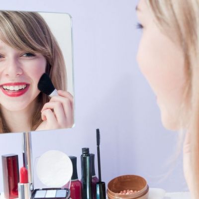 Λεκέδες από μακιγιάζ: Πώς να τους αφαιρέσετε από τα ρούχα σας (vid)