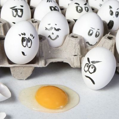 Πώς να καθαρίσετε τα ρούχα σας από λεκέδες αυγού