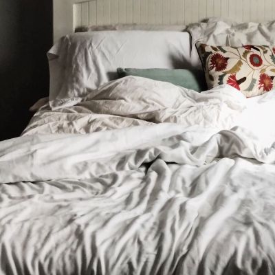 Κίτρινοι λεκέδες στα σεντόνια σου; Δες πώς να τους αφαιρέσεις