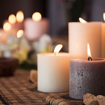 Πώς να καθαρίσετε το λιωμένο κερί από τα ρούχα σας