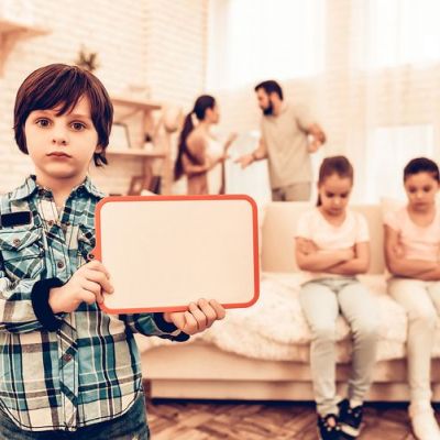 Μαθήματα ζωής: 10 κακά παραδείγματα που δίνουμε στα παιδιά μας (vid)