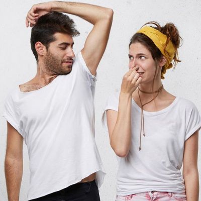 Πώς να απομακρύνετε αποτελεσματικά τους λεκέδες από ιδρώτα (vid)