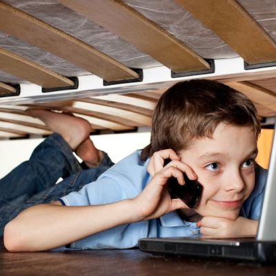 Μαθήματα ζωής: Το παιδί μου ζητά κινητό και λογαριασμό σε social media, τι να κάνω; (vid)