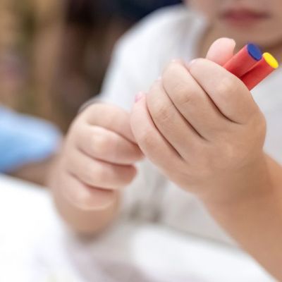 Λεκέδες από κηρομπογιά στον τοίχο; Καθαρίστε τους με 2 μόνο υλικά (vid)