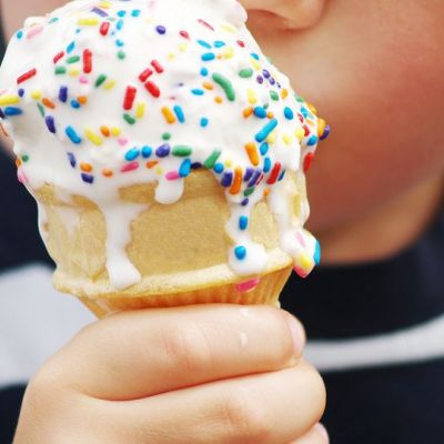 Λεκές από παγωτό; Αυτός είναι ο τρόπος να τον αφαιρέσετε (vid)