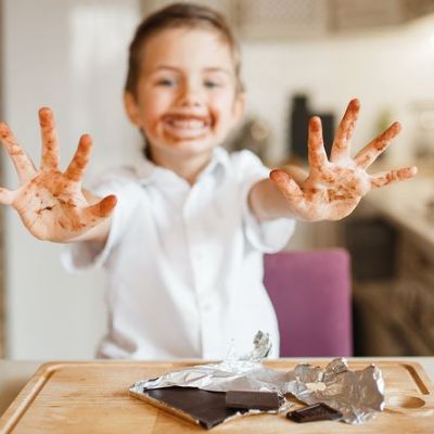 Λεκές από σοκολάτα; Έτσι θα τον αφαιρέσετε εύκολα και γρήγορα (vid)