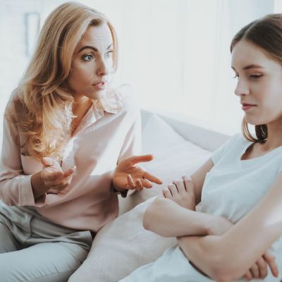 Εφηβεία: Η κόρη μου έχει σχέση με μεγαλύτερο, τι να κάνω;