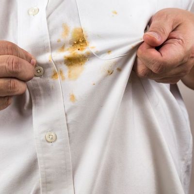 Λεκές από καφέ στα ρούχα; Έτσι θα τον αφαιρέσετε εύκολα και αποτελεσματικά (vid)