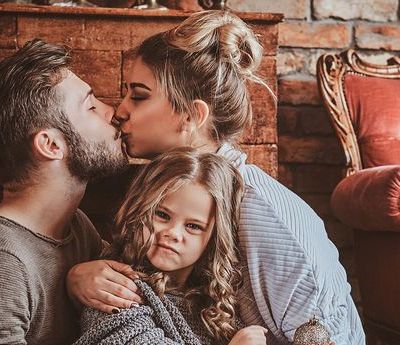 Μαθήματα ζωής: Γιατί σαν γονείς πρέπει να είστε τρυφεροί μπροστά στα παιδιά; (vid)