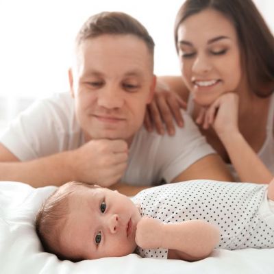 Γονείς αλλά και ζευγάρι: Πώς να προστατεύσουμε τη σχέση μας όταν γινόμαστε για πρώτη φορά γονείς