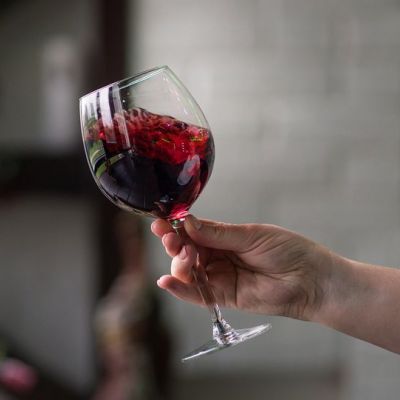 Έτσι θα αφαιρέσετε τον λεκέ από κόκκινο κρασί στα ρούχα (vid)