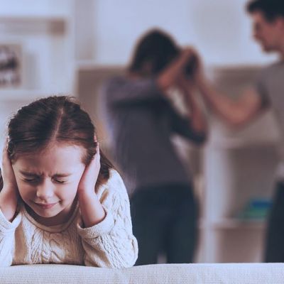 Πώς προστατεύεται το θύμα ενδοοικογενειακής βίας; Δείτε τι προβλέπει ο νόμος