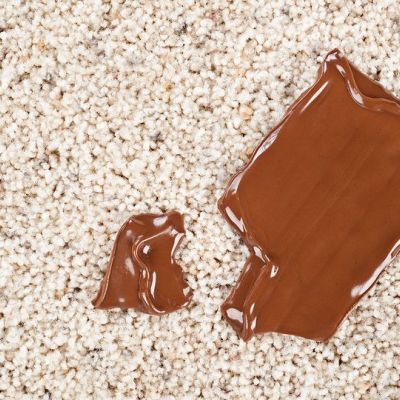 Λεκές από σοκολάτα στο χαλί; Δείτε πώς θα τον αφαιρέσετε εύκολα &γρήγορα (vid)