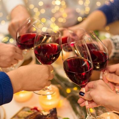 Πώς να αφαιρέσετε το κόκκινο κρασί και το κερί από τραπεζομάντηλα και χαλιά τις γιορτές (vid)