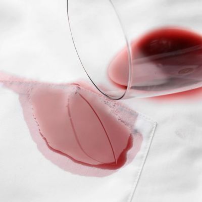 Έτσι θα αφαιρέσετε τον λεκέ από κόκκινο κρασί εύκολα και γρήγορα (vid)